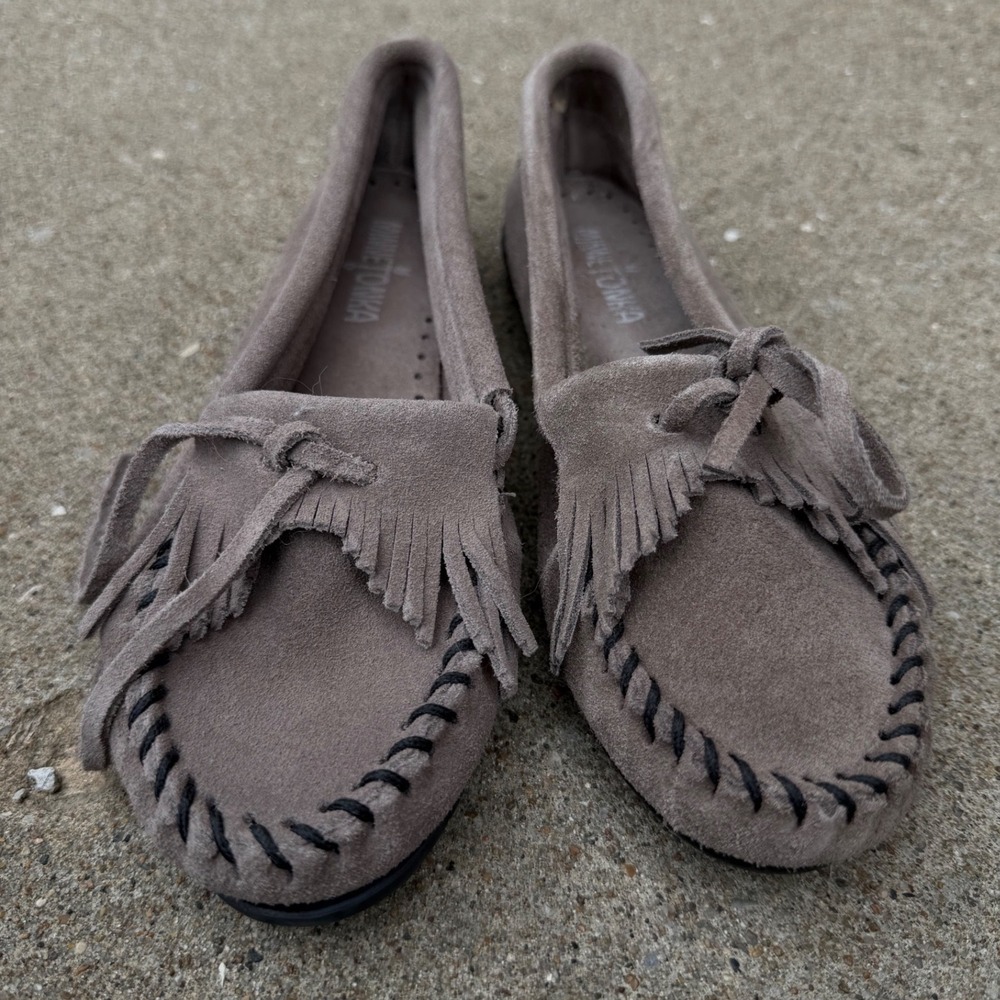 Minnetonka Kilty Suede Moc Grey Fringe Driving Moccasin Loafers 401T Womens 7 - Picture 2 of 9